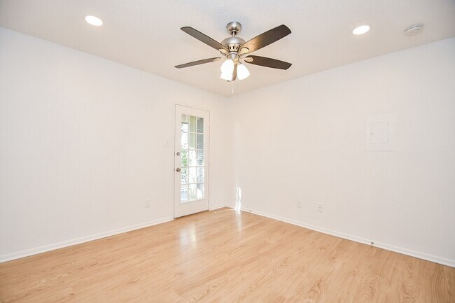Building Photo - 11201 Lynbrook Dr