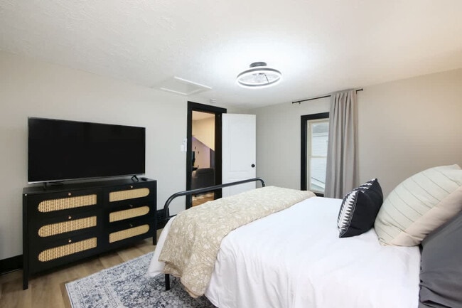 Building Photo - 303 E Washington St