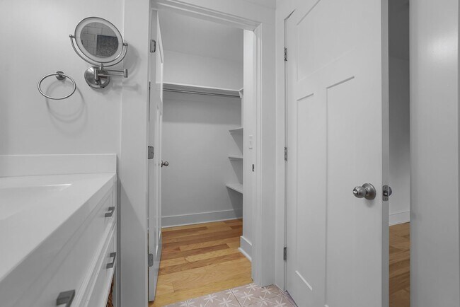 Building Photo - 520 Elgin St