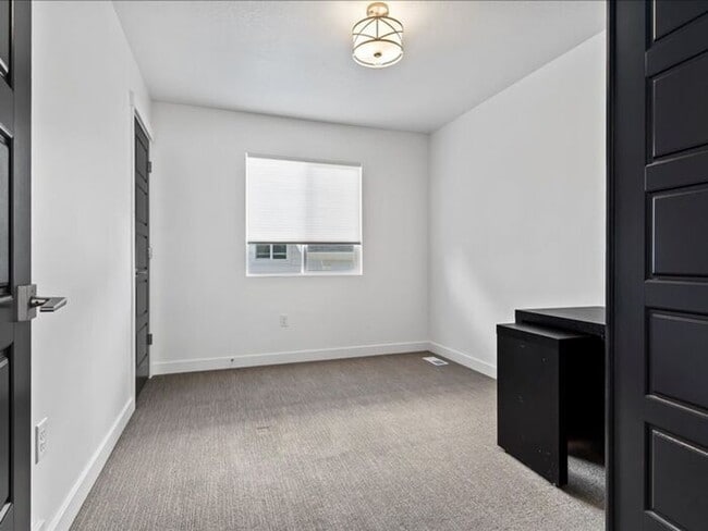 Building Photo - West Joran 3 bed 2 bath family home