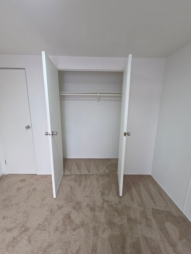 Building Photo - Newly refurbished 2 bedroom 1 Bath fully fenced manufactured home in Central Bullhead City.