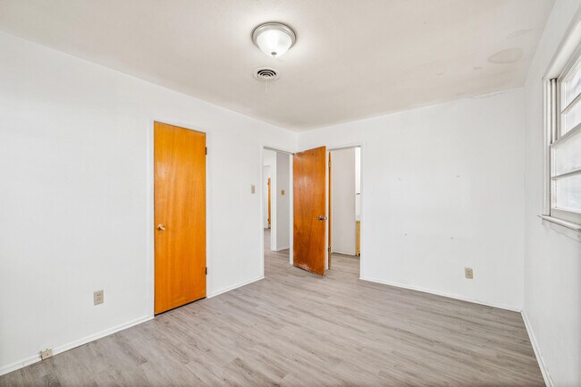 Building Photo - 1505 E Amherst St