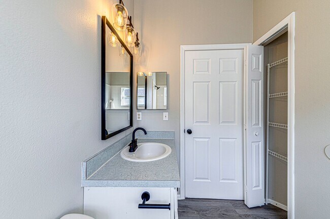 Building Photo - 745 Jaybee Ave