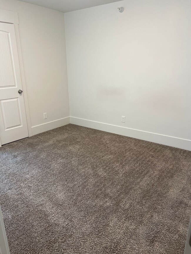 Building Photo - 2 bedroom 2.5 bath townhome