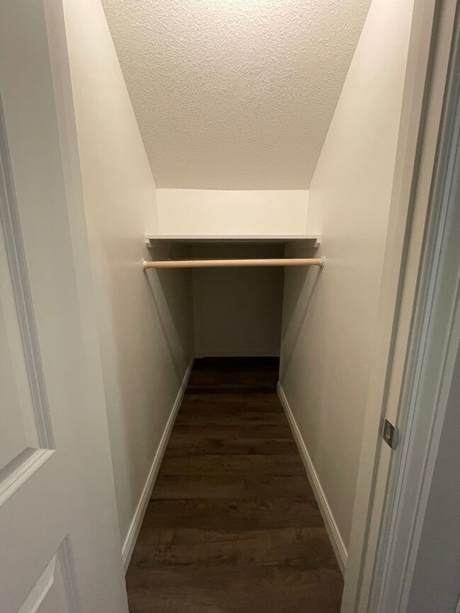 Building Photo - Custom Built 3 bed 2.5 bath Home Nestled A...