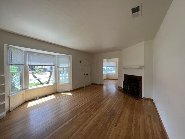 Building Photo - 3 Bedroom Midtown Ventura 1938 Charmer!