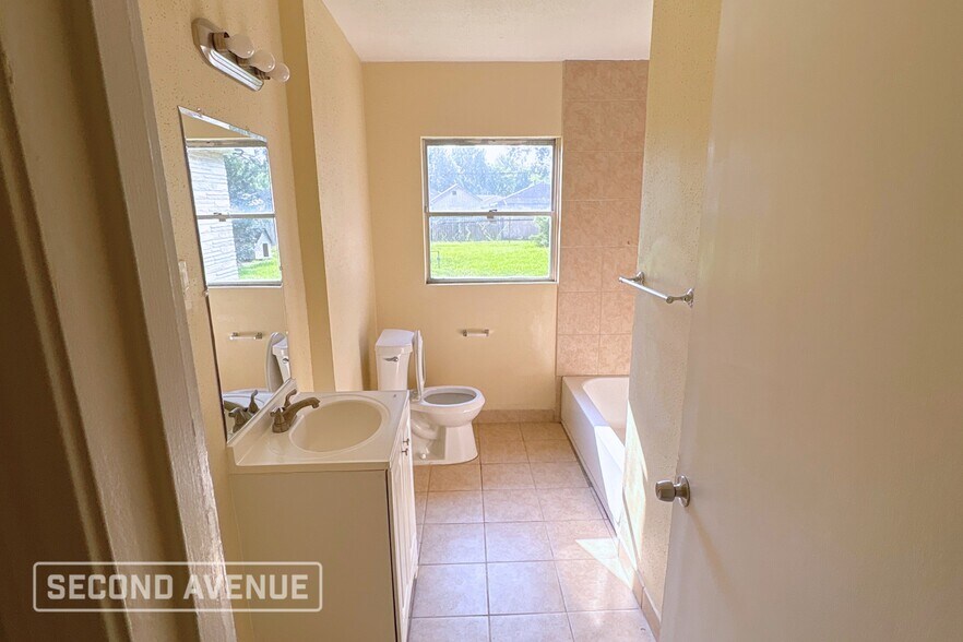 Building Photo - 607 Ahrens St