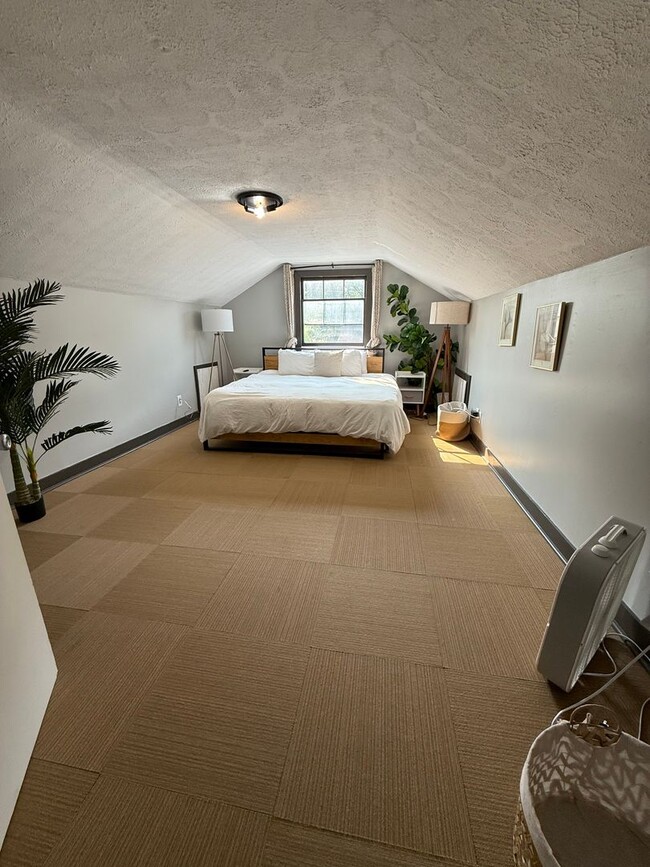 Building Photo - 2nd floor unit with Furnished or Unfurnish...