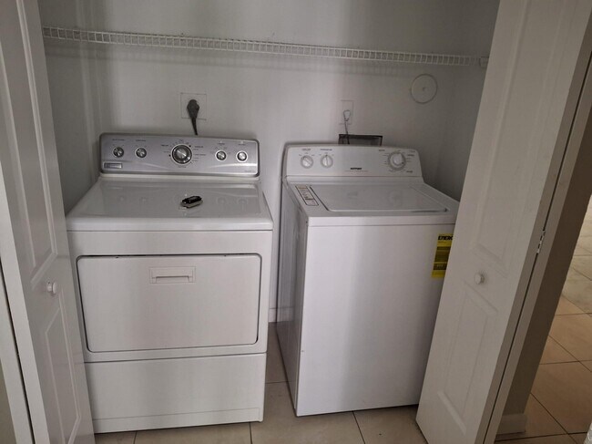 Building Photo - 3238 Coral Lake Ln