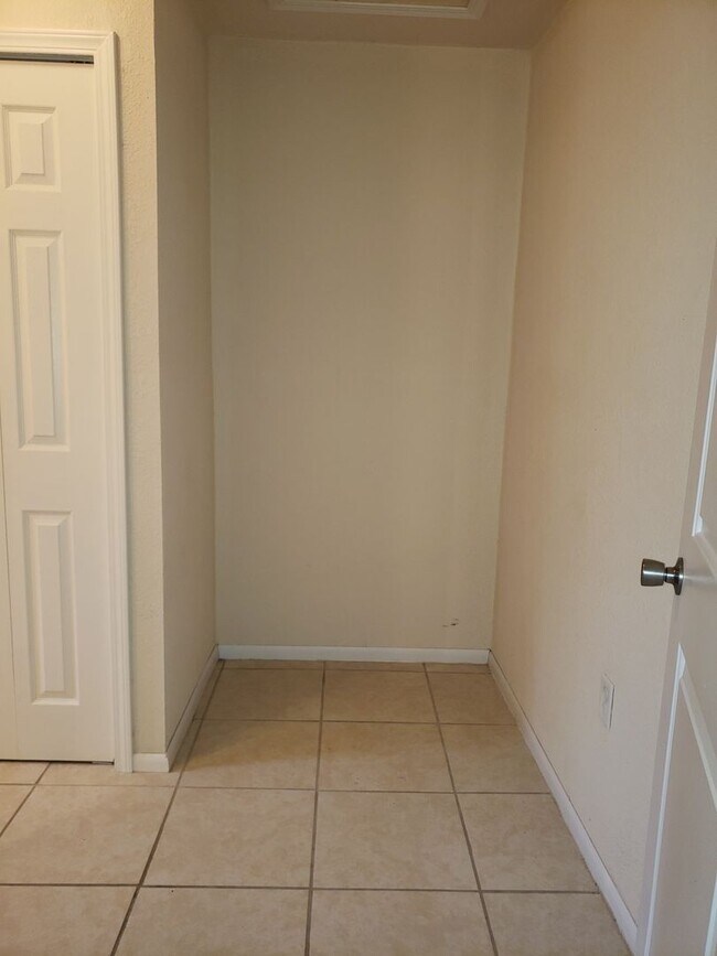 Building Photo - Beautiful 1/1 Centrally Located!!!!