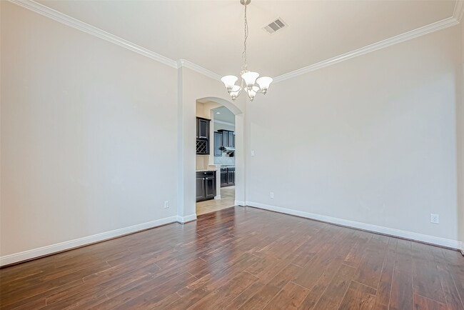 Building Photo - 25719 Oakwood Knoll Dr