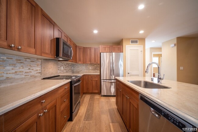 Building Photo - $5,100 / 4br - 1992ft2 - 4 BED 3 BATH HOME...