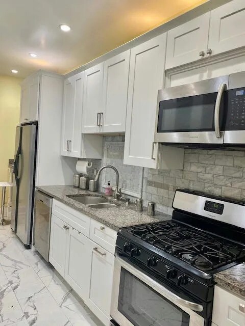 Kitchen - 6040 N Kenmore Ave