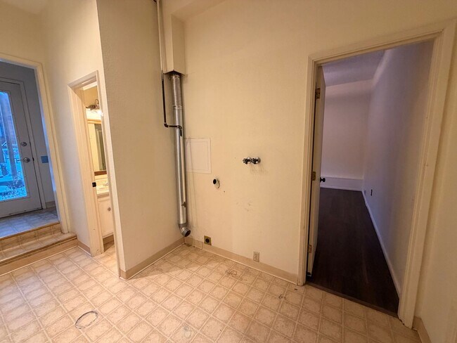 Building Photo - Large (5) bedroom home in a well established Anchorage neighborhood!