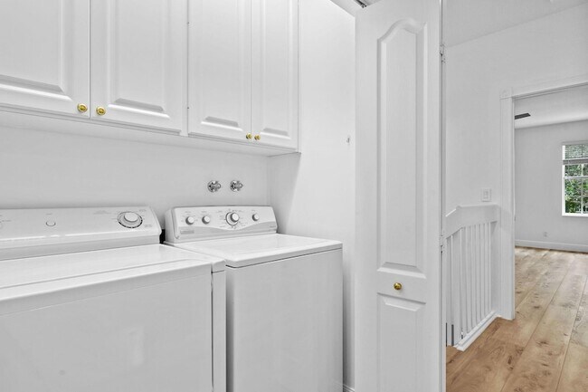 Building Photo - 354 Jacaranda Dr