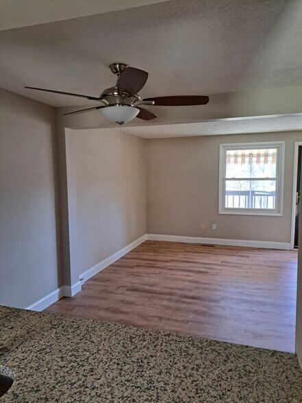 Building Photo - 284 Scott Ln