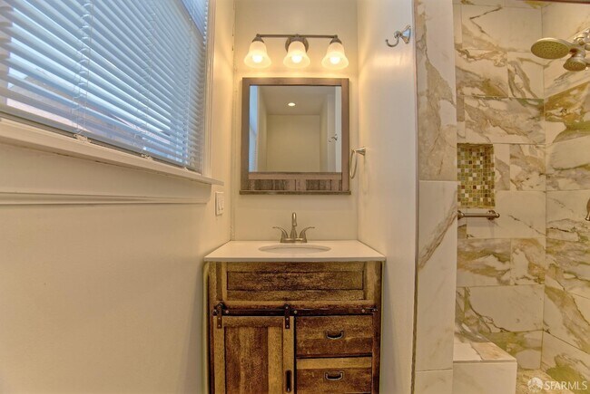 Building Photo - 1218 York St