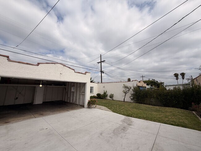Building Photo - 7307 S Halldale Ave