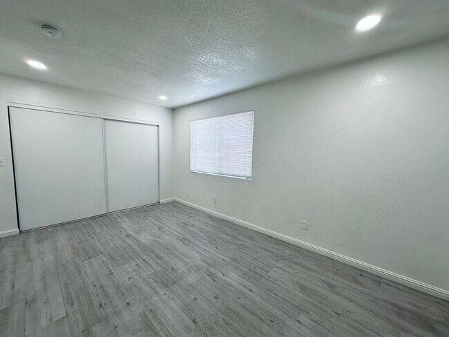 Building Photo - 4225 Stewart Ave