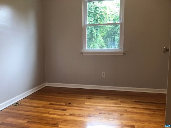 Building Photo - 206 Greentree Park