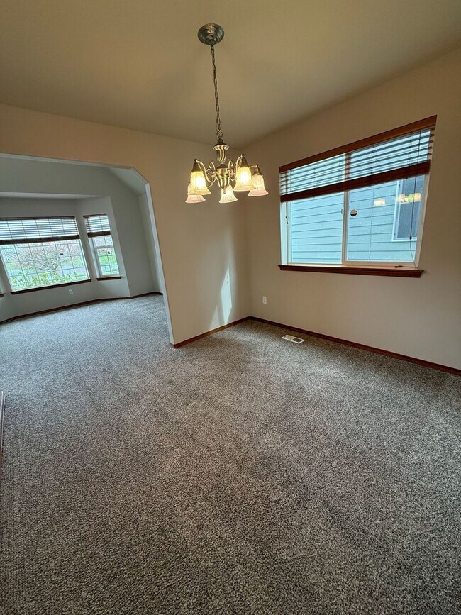 Building Photo - Beautiful 4 Bedroom in the Hidden Lake Community!