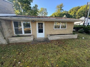 Building Photo - 2 bedroom Duplex