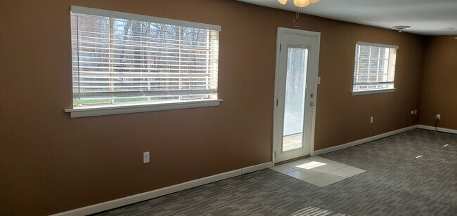 Building Photo - 4 bd, 2 ba, old SW Columbia, corner lot, great shape, fenced, hardwoods, W/D