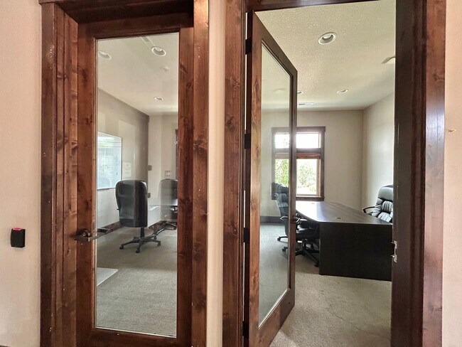 Building Photo - Stunning 2 Bed, 2.5 Bath Craftsman Townhome with Community Amenities!