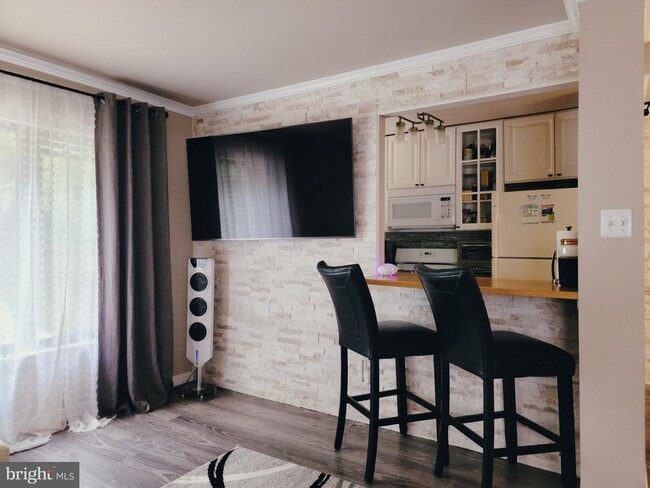 Primary Photo - 9364 Neil Rd