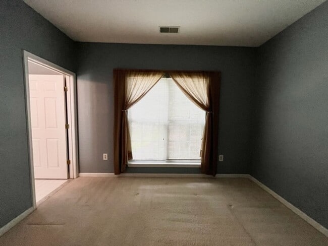 Building Photo - Beautiful 3 BR 2 FB condo with its own garage and driveway