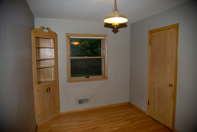 Main level bedroom with built-in bookcase. - 1911 Talmage Ave SE