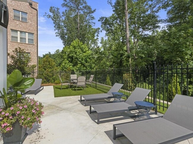 Building Photo - 6890 Peachtree Dunwoody Rd