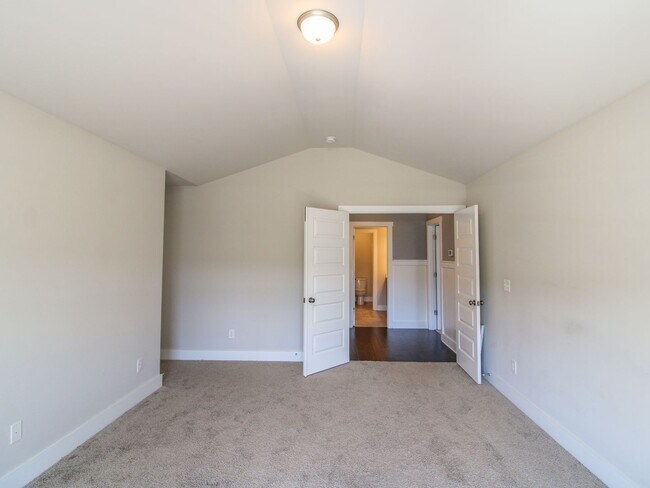 Building Photo - Great Location near Edgewater and Toyota F...