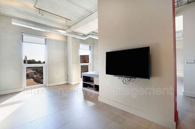 Building Photo - 309 E 5th St