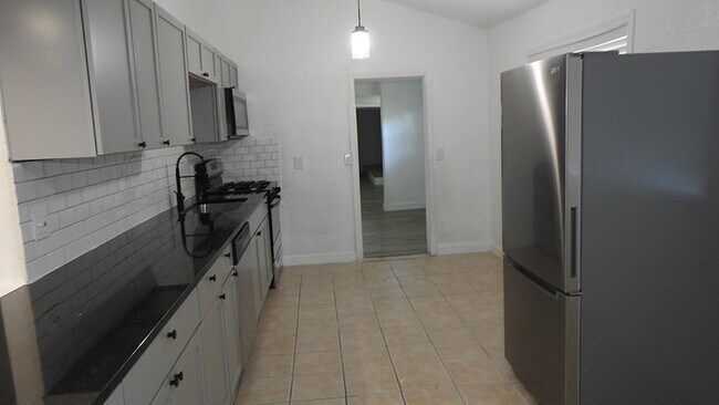 Building Photo - Newly rehabbed fully rehabbed 4 bed 2 bath...