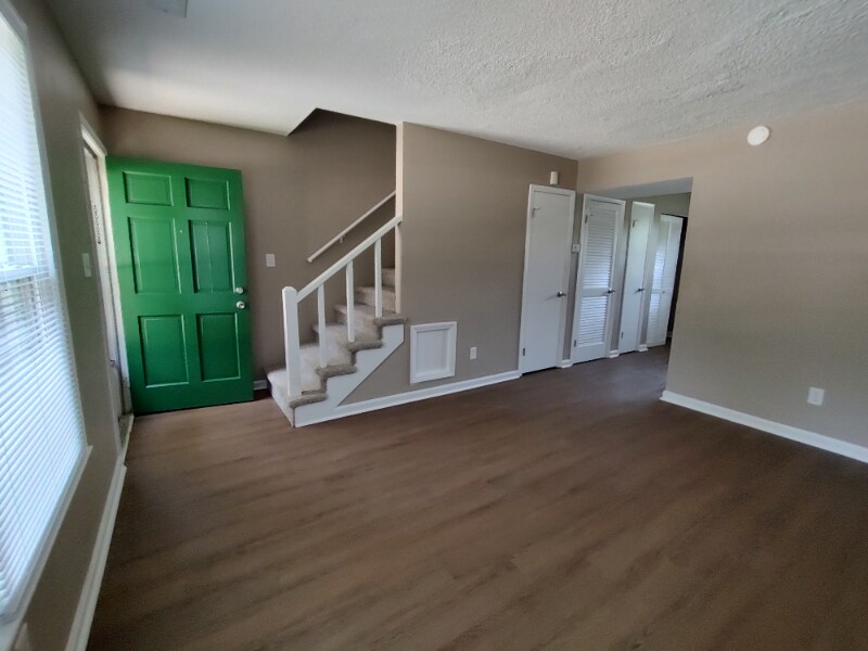 Building Photo - 703 Smithdale Dr