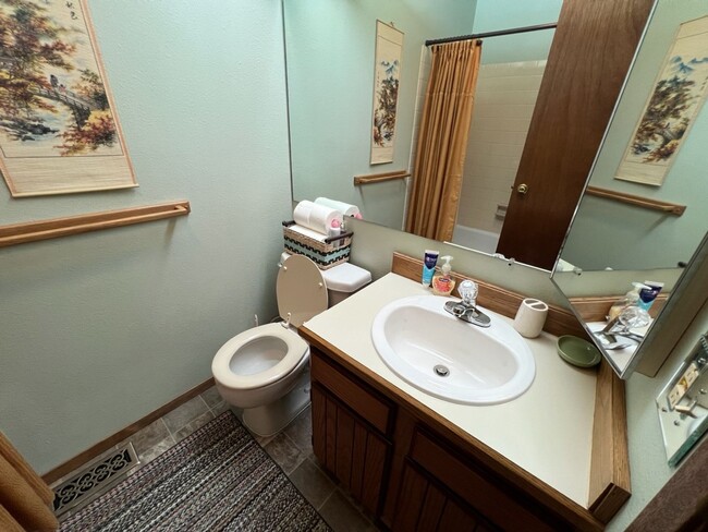 Building Photo - Fully Furnished 2 Bedroom Condo w/ All Uti...