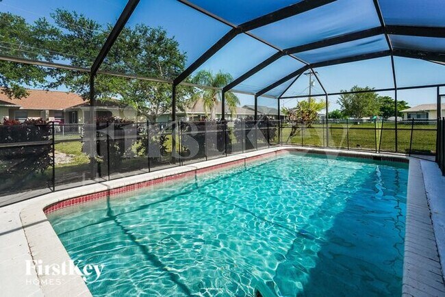 Building Photo - 4104 SW 7th Ave