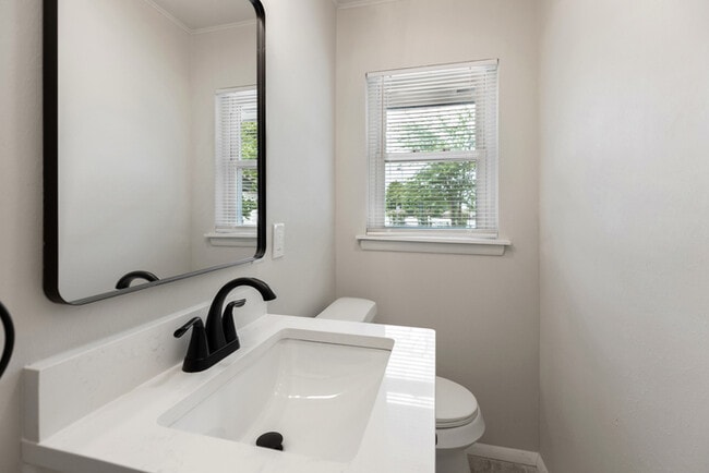 Building Photo - 730 N College St