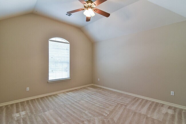 Building Photo - Large Mansfield High Home Centrally Located