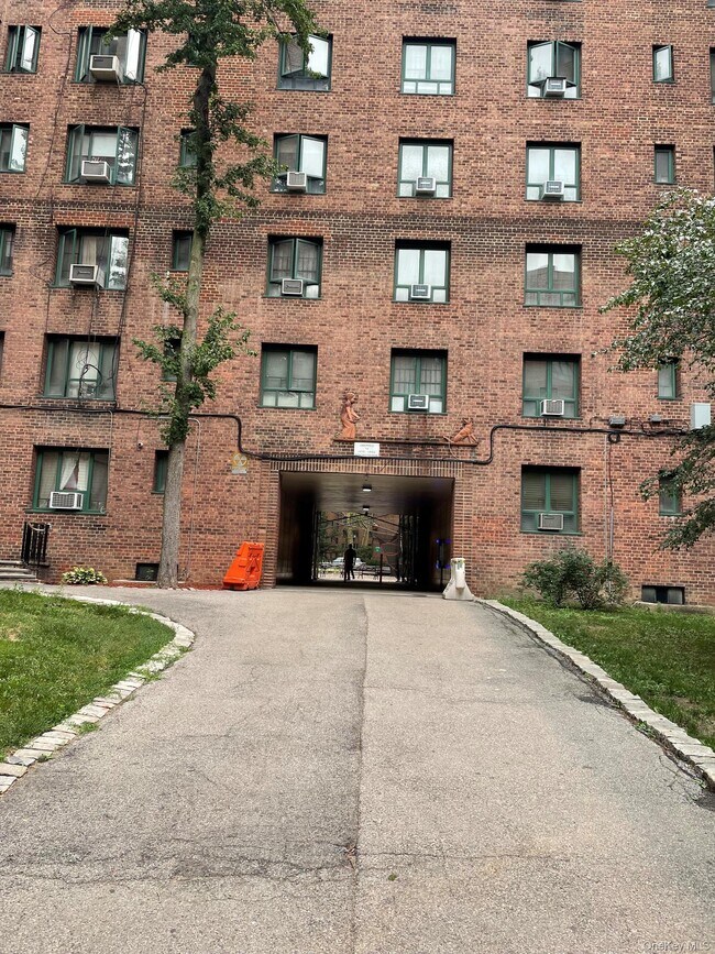 Building Photo - 1480 Parkchester Rd