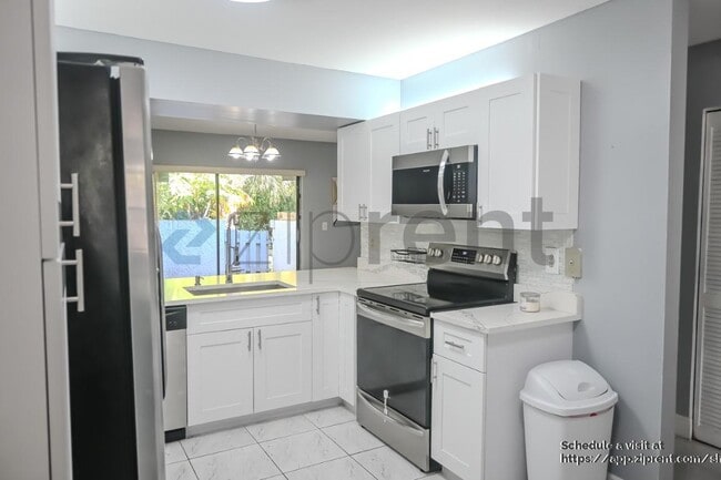 Building Photo - 9761 Riverside Dr