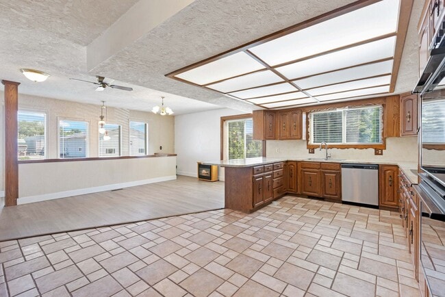Building Photo - 4 BED 2.5 BATH HOME IN REXBURG
