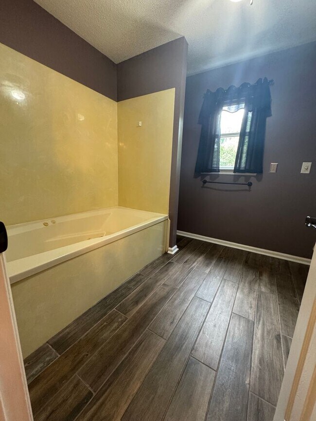 Building Photo - 2000/3 br/2.5 ba/bonus room/office 2,330 sqft
