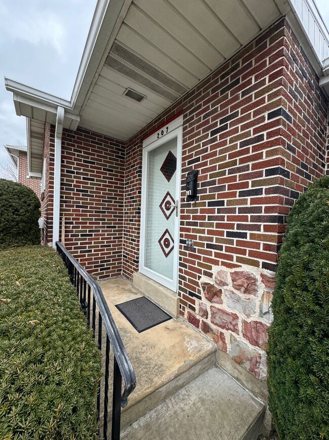 Building Photo - THREE BEDROOM RANCH in Northampton Schools