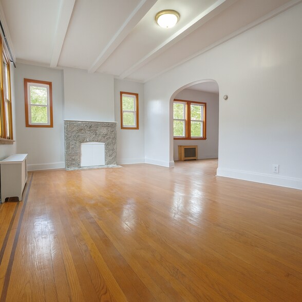 Building Photo - 6263 Ellwell Cres