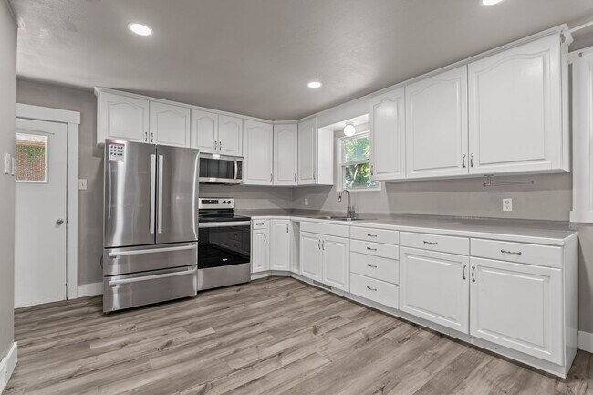 Building Photo - The One Spanish Fork Rental You Don't Want to Miss"