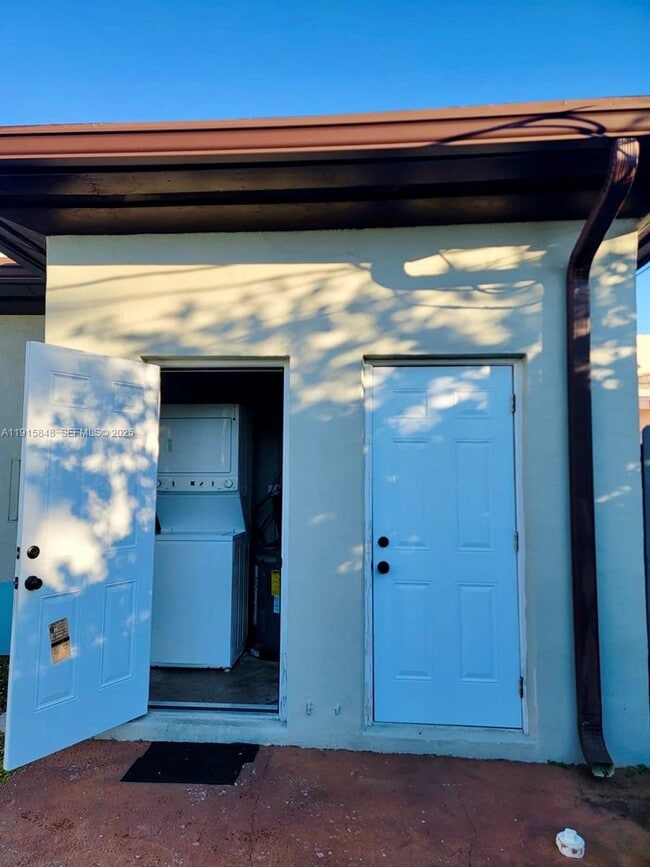 Building Photo - 3690 SW 24th St