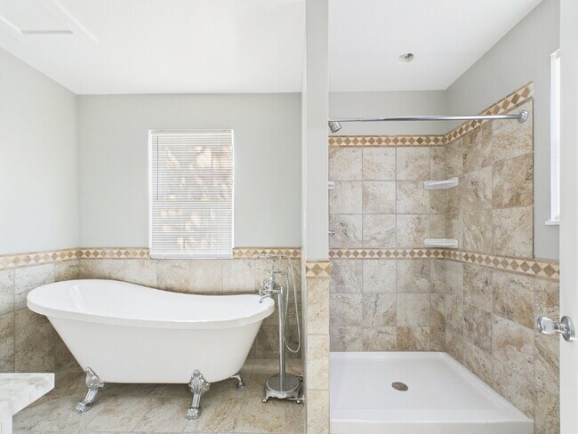 Building Photo - Gorgeous 4/3 in Quiet Neighborhood Utiliti...