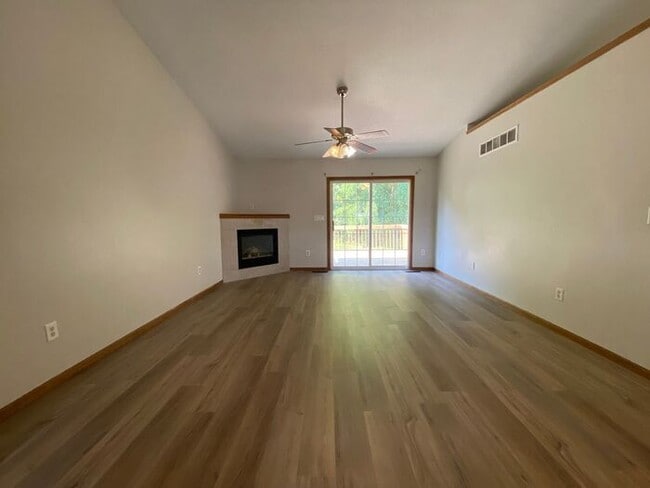 Building Photo - $1,750 | 3 Bedroom, 2 Bathroom Townhouse |...